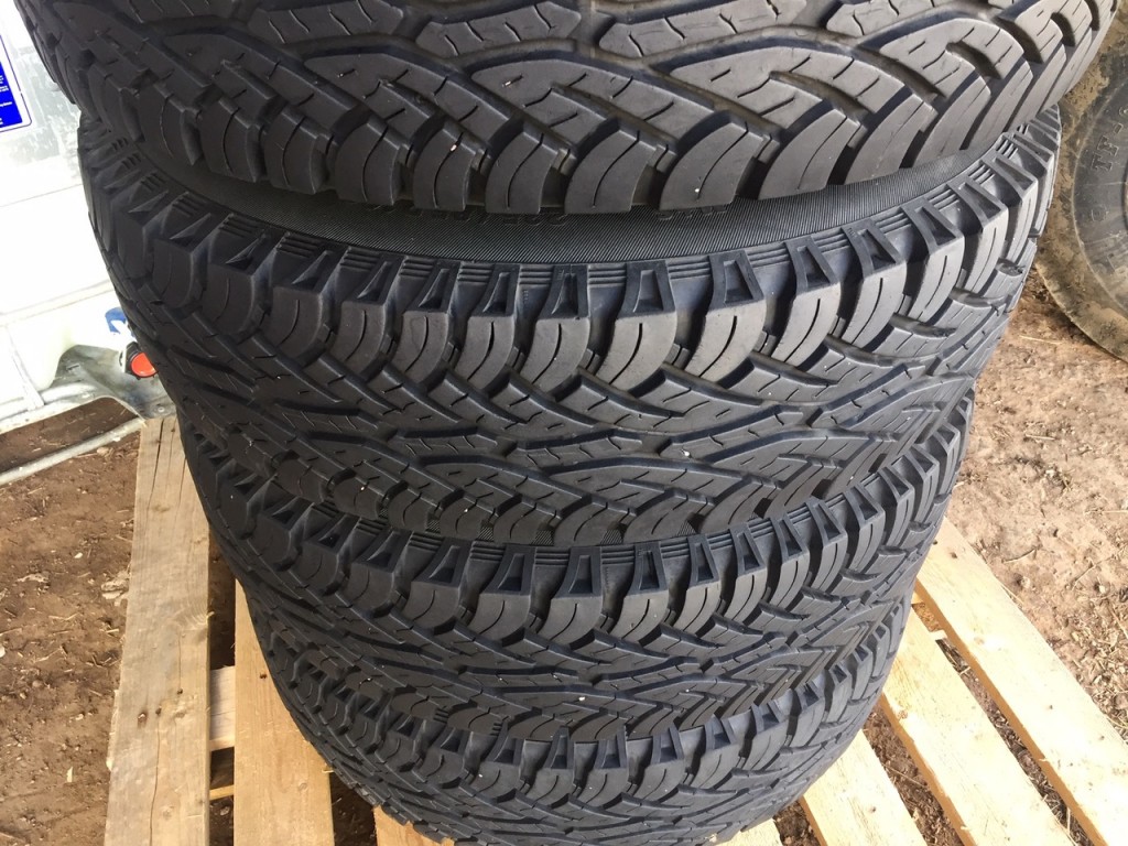 5x Land Rover alloy wheels, 16 inch Boost alloy wheels fitted with 235/85/16 Continental tyres, as new