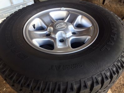 5x Land Rover alloy wheels, 16 inch Boost alloy wheels fitted with 235/85/16 Continental tyres, as new