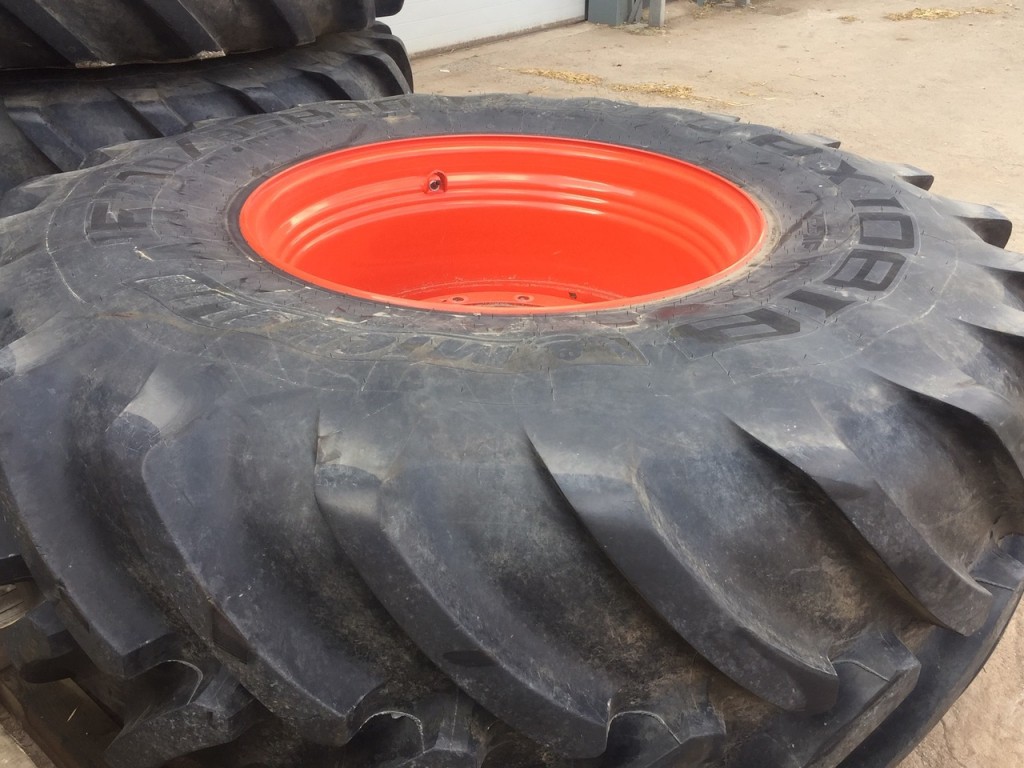 4x 710/85/38 Michelin Axiobib tyres 90%, fitted to Claas Xerion 5000 wheels