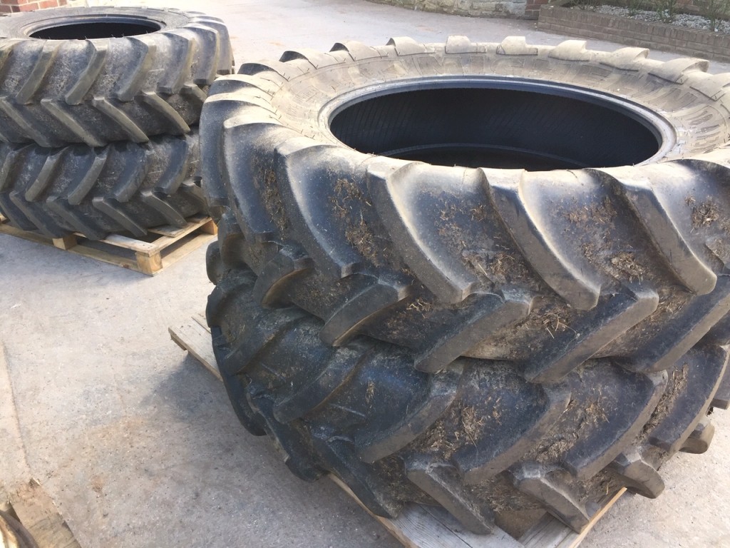2x 18.4/38 70% + 2x 16.9/24 85% Michelin tyres