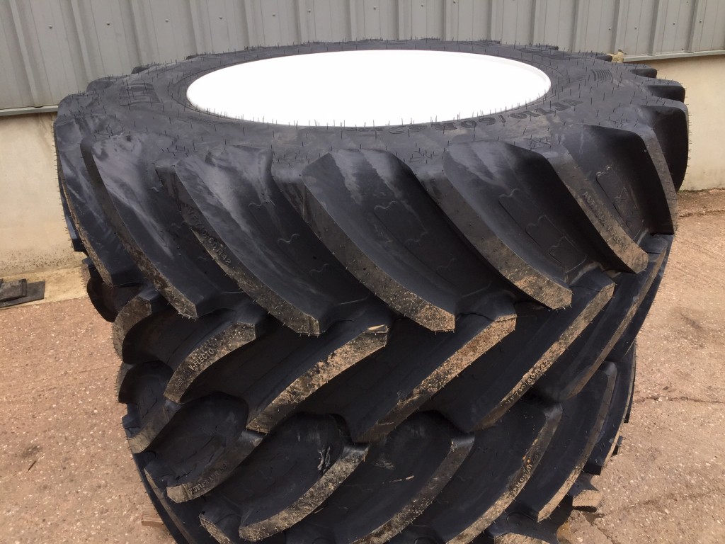 2x 710/60/42 + 2x 600/60/30 new BKT tyres, fitted to New Holland rims