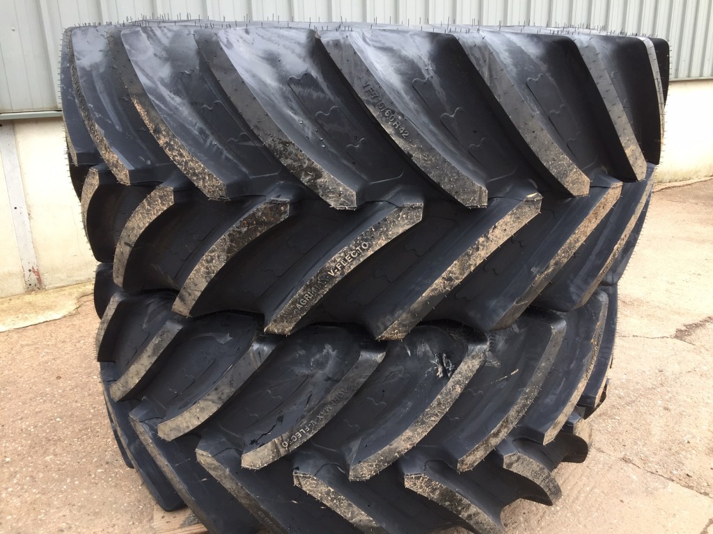 2x 710/60/42 + 2x 600/60/30 new BKT tyres, fitted to New Holland rims
