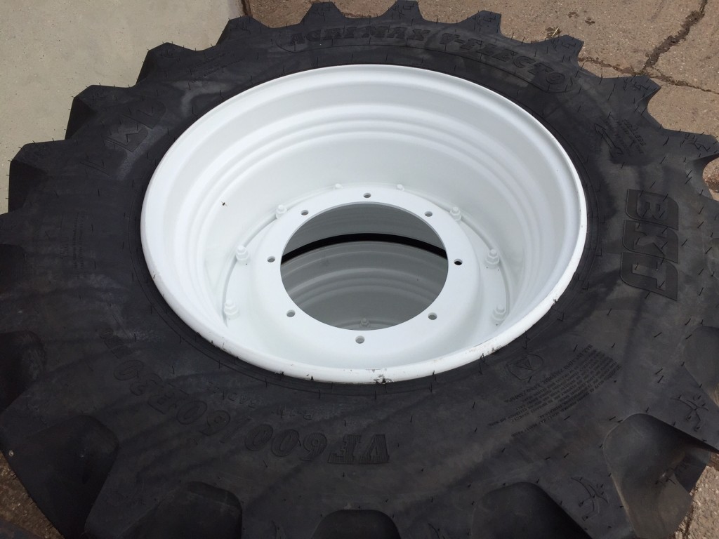 2x 710/60/42 + 2x 600/60/30 new BKT tyres, fitted to New Holland rims