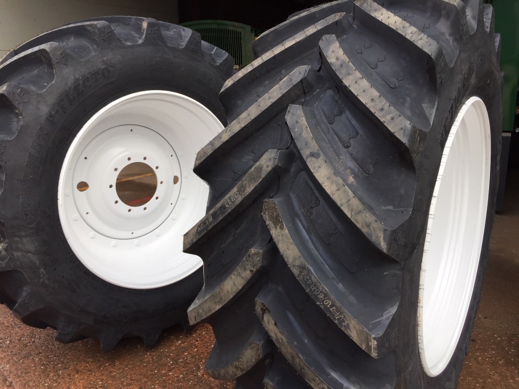 2x 710/60/42 + 2x 600/60/30 new BKT tyres, fitted to New Holland rims