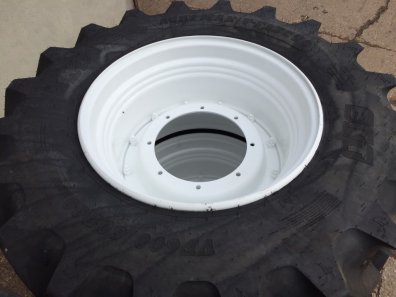 2x 710/60/42 + 2x 600/60/30 new BKT tyres, fitted to New Holland rims