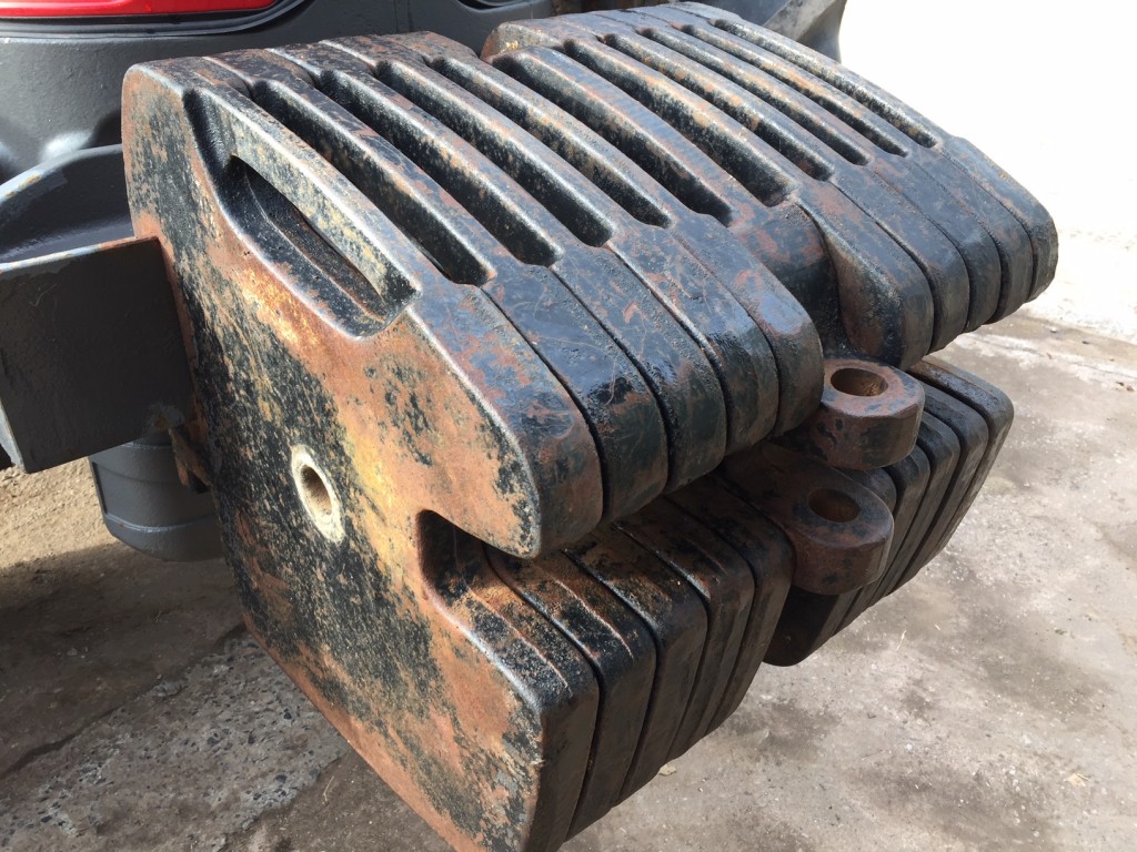 10x Massey Ferguson 55kg wafer weights plus 1x centre tow weight, good condition