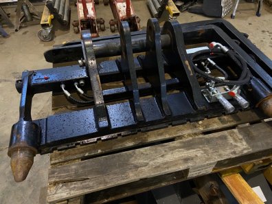 JCB 320S pin and cone carriage C/W hydraulic locking and pallet forks, taken off 2019 machine, as new