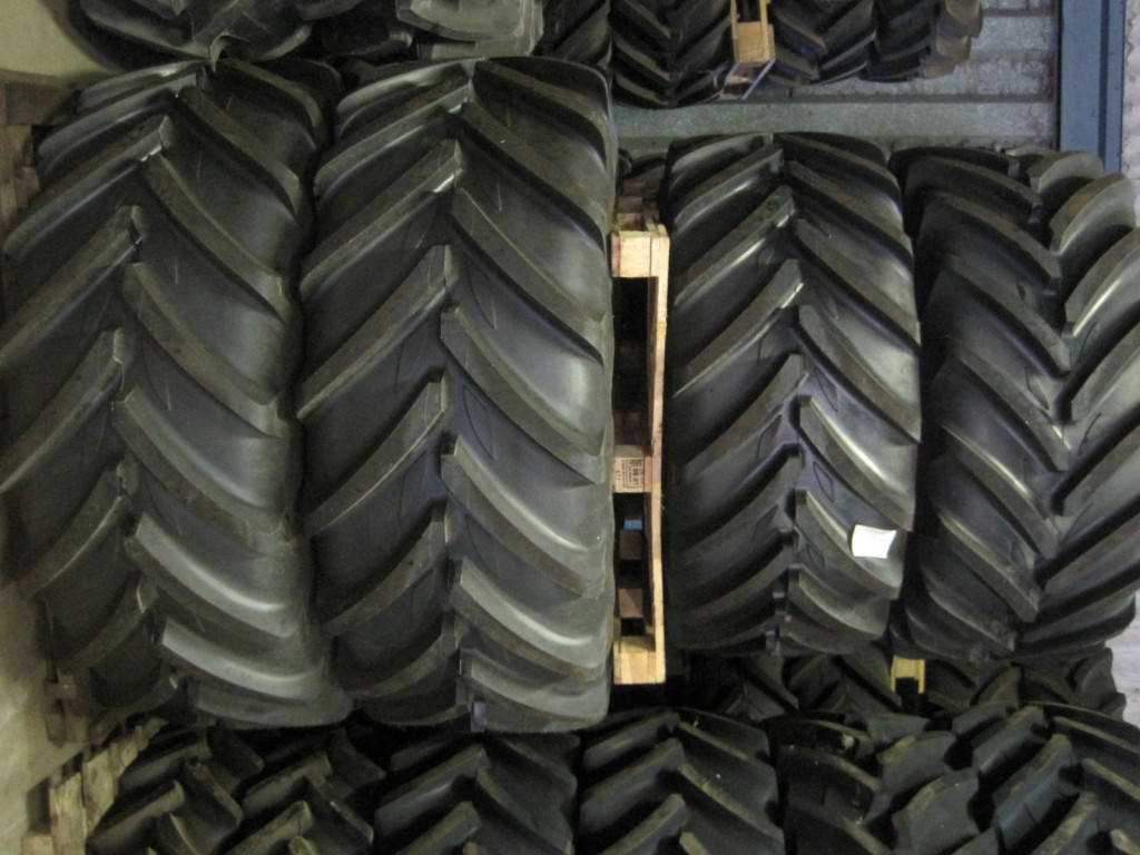 new set of 710/60/42 + 600/60/30 Michelin wheels and tyres to fit Fendt 820