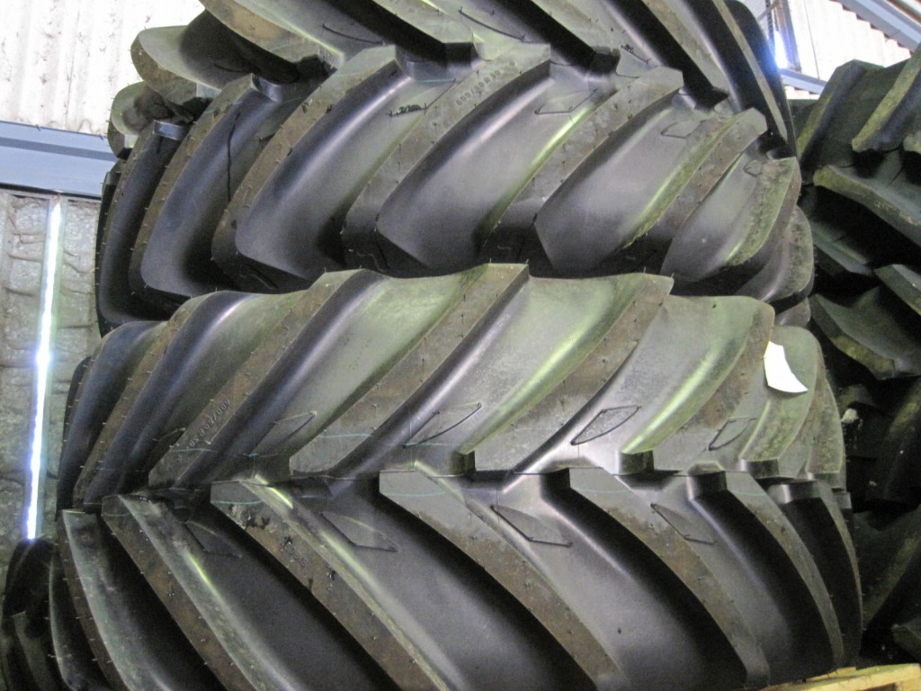 new set of 710/60/42 + 600/60/30 Michelin wheels and tyres to fit Fendt 820