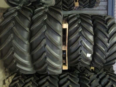 new set of 710/60/42 + 600/60/30 Michelin wheels and tyres to fit Fendt 820