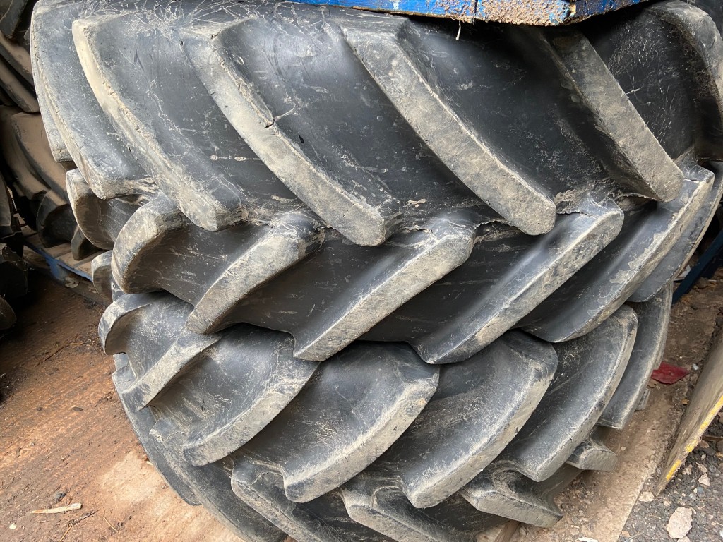 2x 650/65/42 + 2x 540/65/30 Michelin tyres 85%, fitted to Fendt 724 wheels