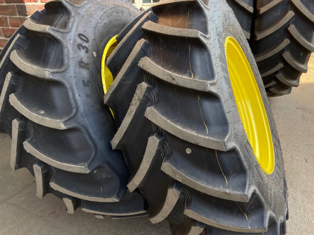 2x 650/65/42 + 2x 540/65/30 Mitas tyres, fitted to JD 6215R wheels, new