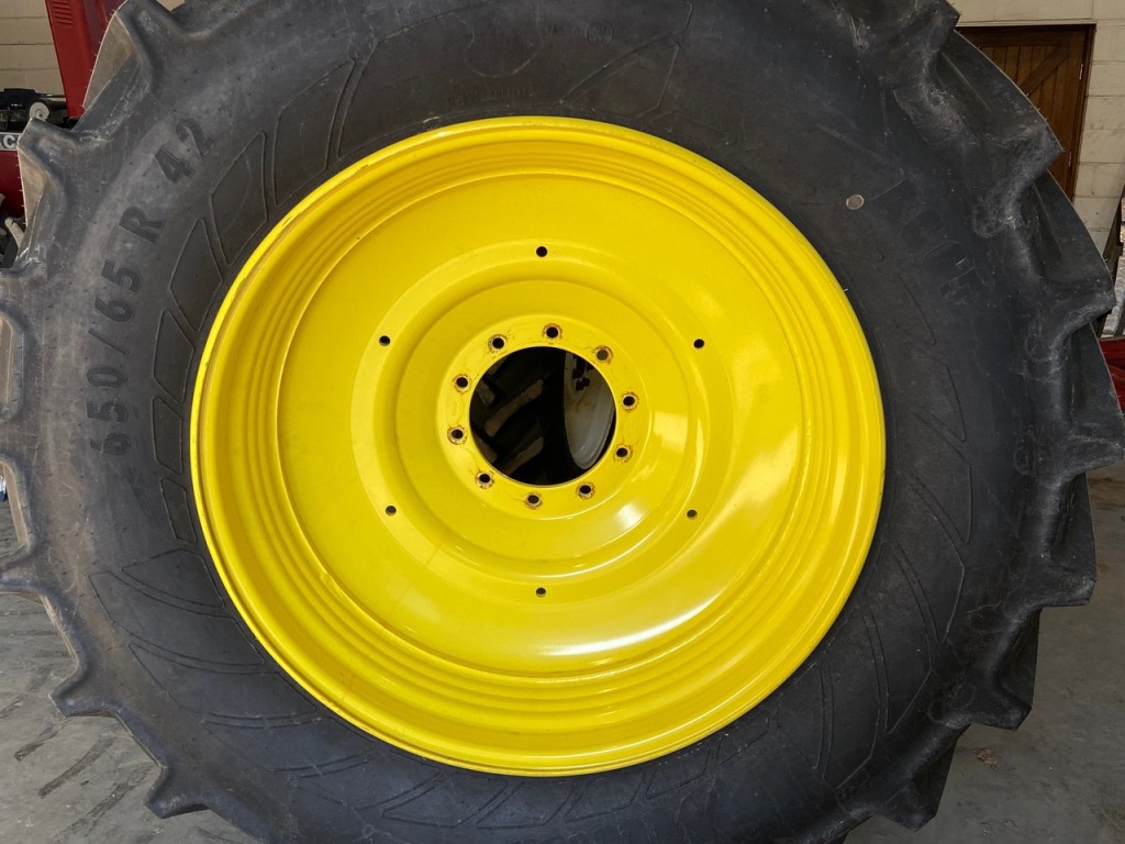 2x 650/65/42 + 2x 540/65/30 Mitas tyres, fitted to JD 6215R wheels, new