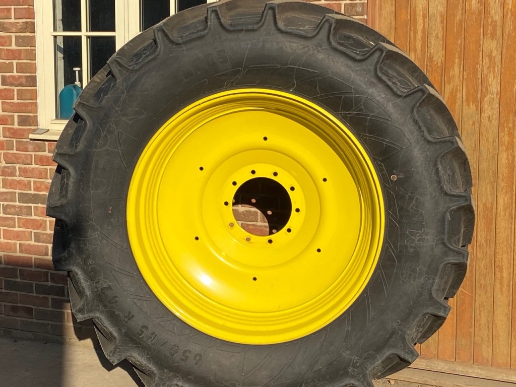 2x 650/65/42 + 2x 540/65/30 Mitas tyres, fitted to JD 6215R wheels, new