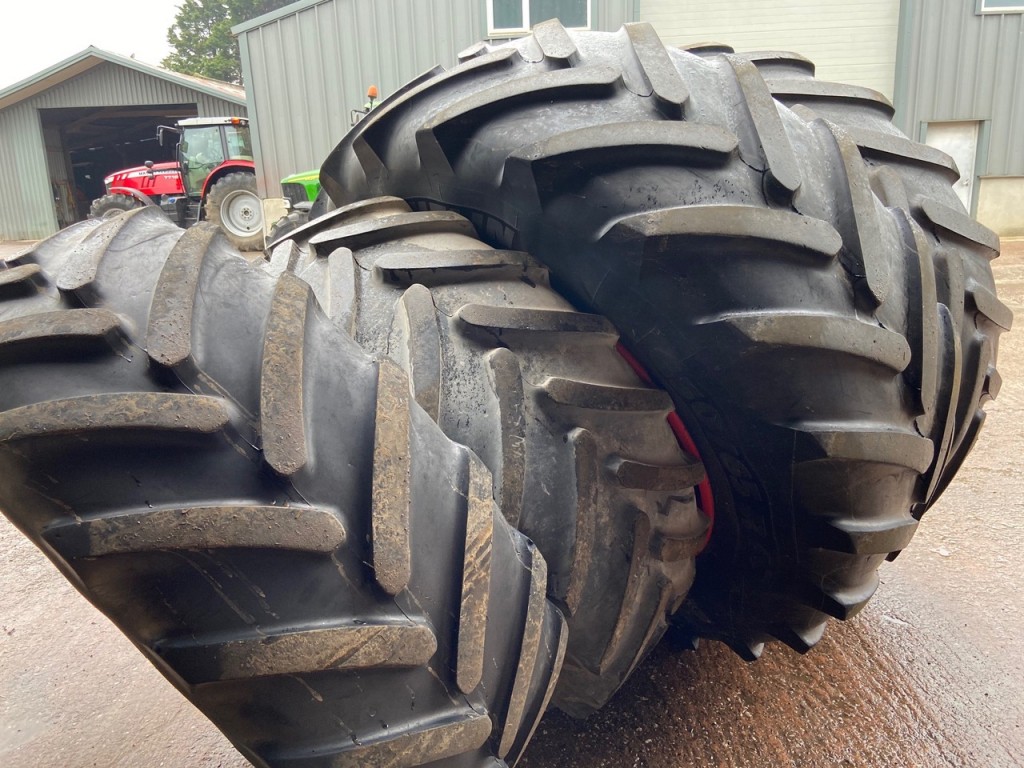 2x 650/65/42 + 2 x 540/65/30 Michelin tyres, fitted to 2018 Fendt 700 series wheels