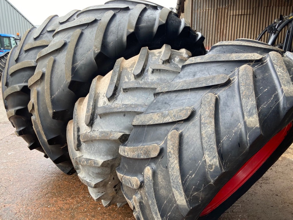 2x 650/65/42 + 2 x 540/65/30 Michelin tyres, fitted to 2018 Fendt 700 series wheels