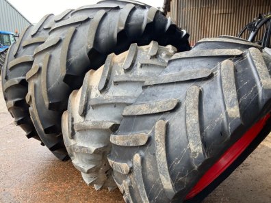 2x 650/65/42 + 2 x 540/65/30 Michelin tyres, fitted to 2018 Fendt 700 series wheels