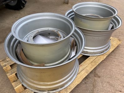 2x 20x38 + 2x 16x28 Case Puma 165 wheels, as new