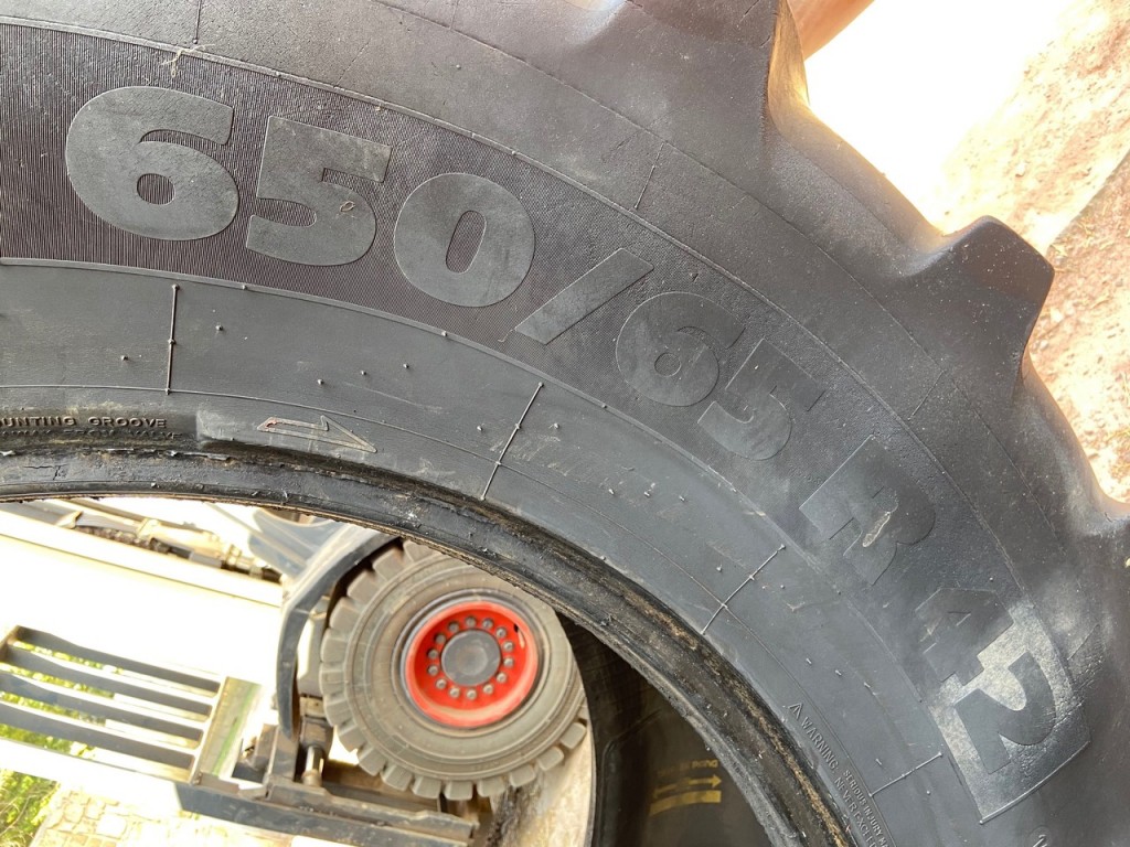 1x 650/65/42 Michelin tyre 20%