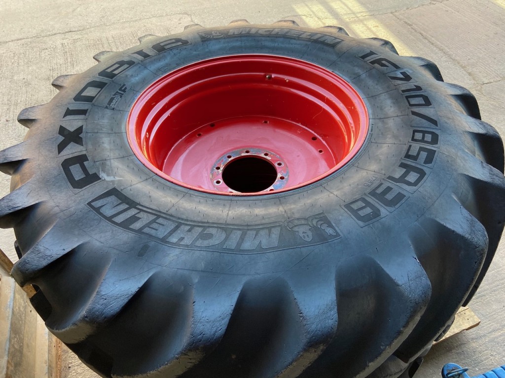 2x 710/85/38 + 2x 650/75/30 Michelin tyres fitted to Fendt 936 wheels