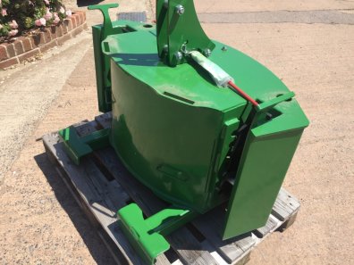 MX 900kg weight, John Deere green, three point linkage mounted, adjustable height setting, compatible with 400kg extension or tool box