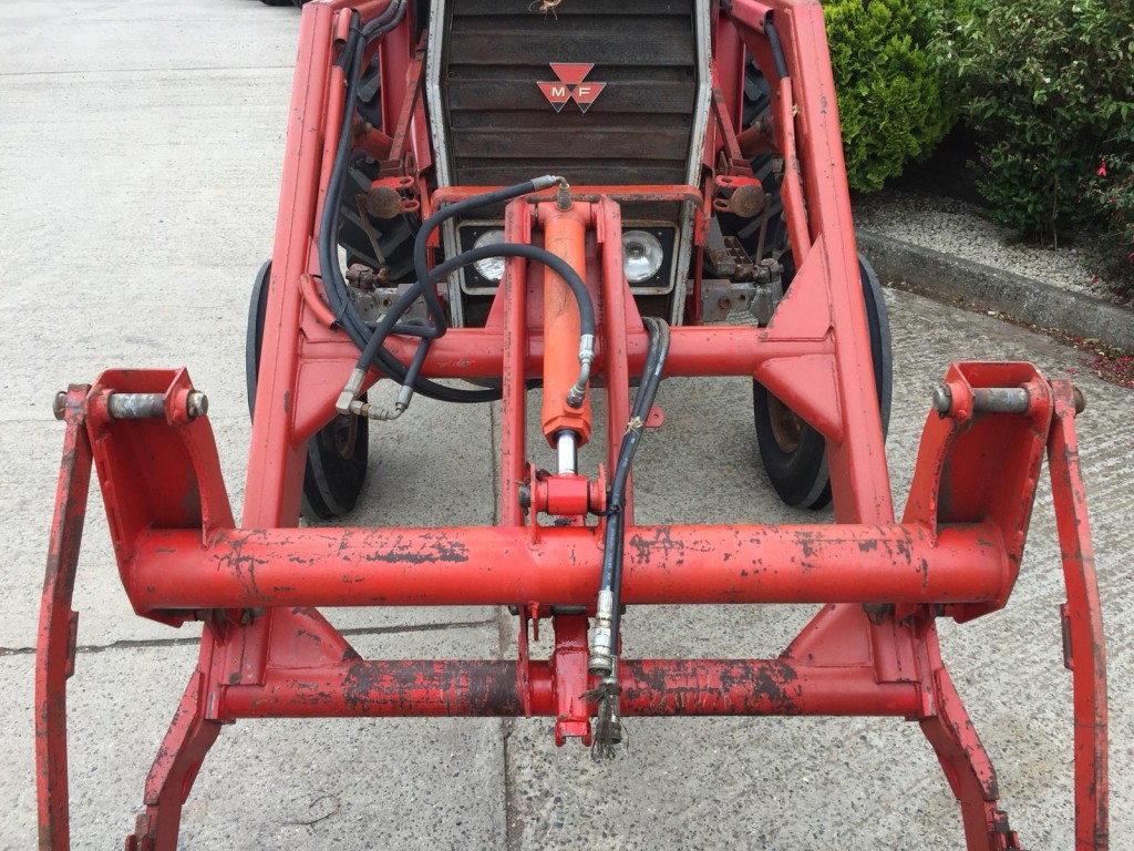 Massey Ferguson 80 loader with 6ft bucket, brackets for 290/390/590/690, this loader has been on the same small farm from new
