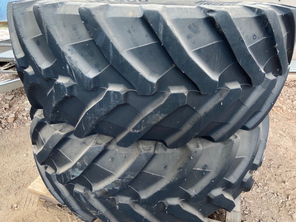 2x 650/65/42 Pirelli tyres 40%