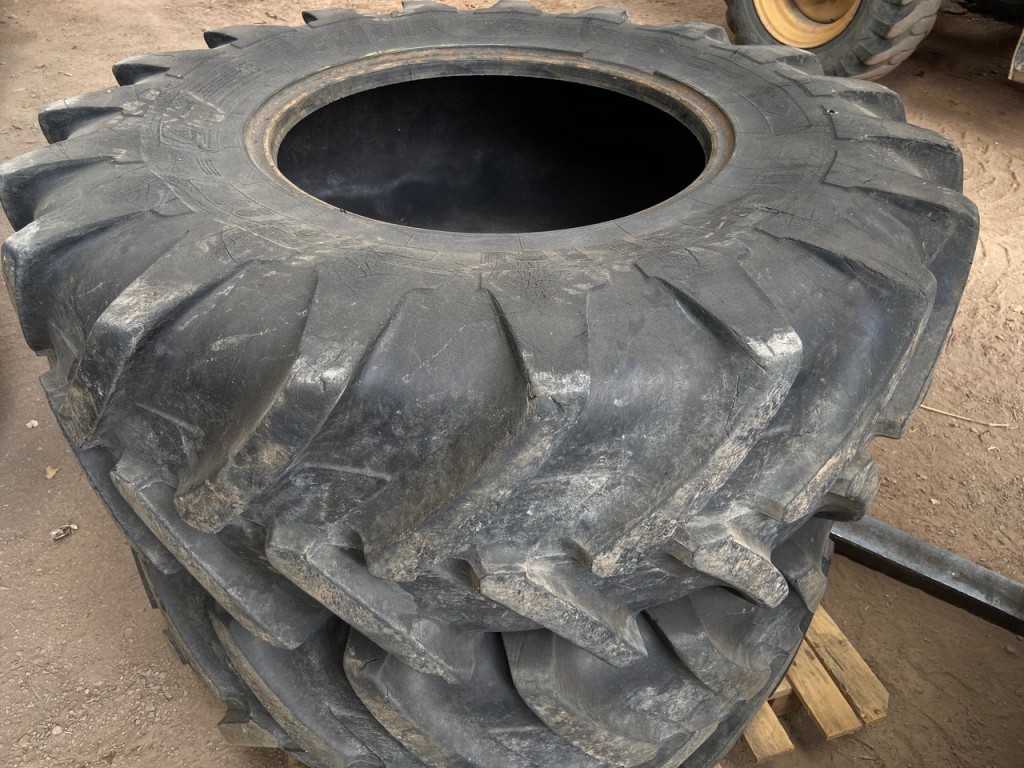 2x 16.9/24 Michelin tyres, 1 at 20% and 1 at 40%