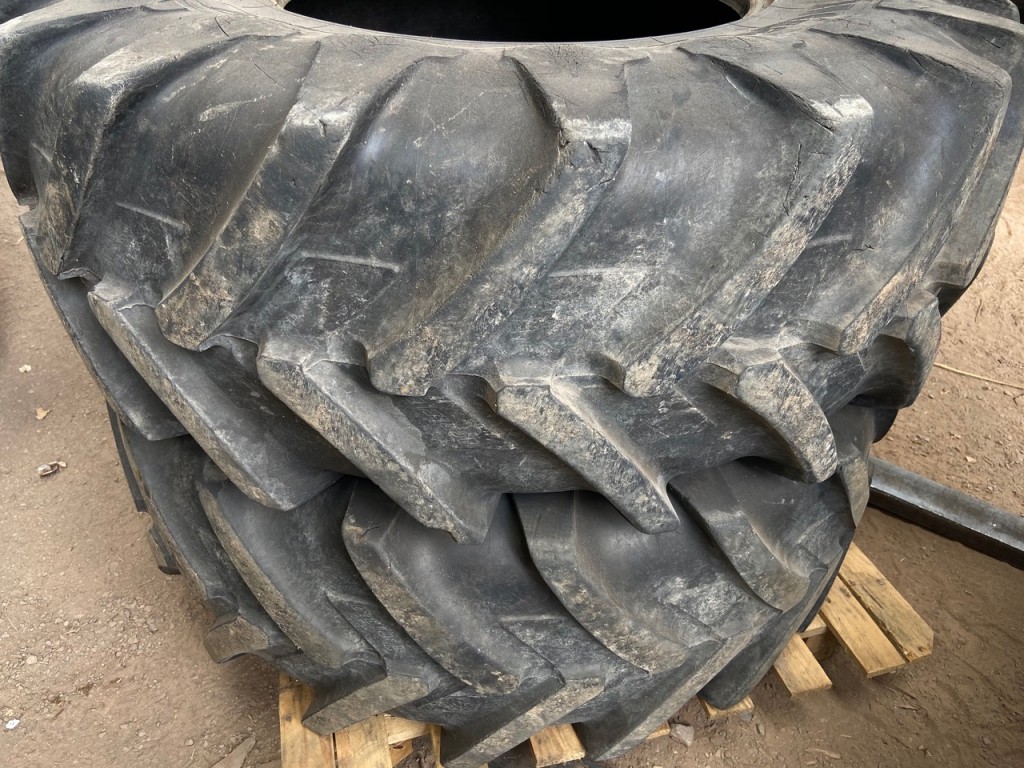 2x 16.9/24 Michelin tyres, 1 at 20% and 1 at 40%