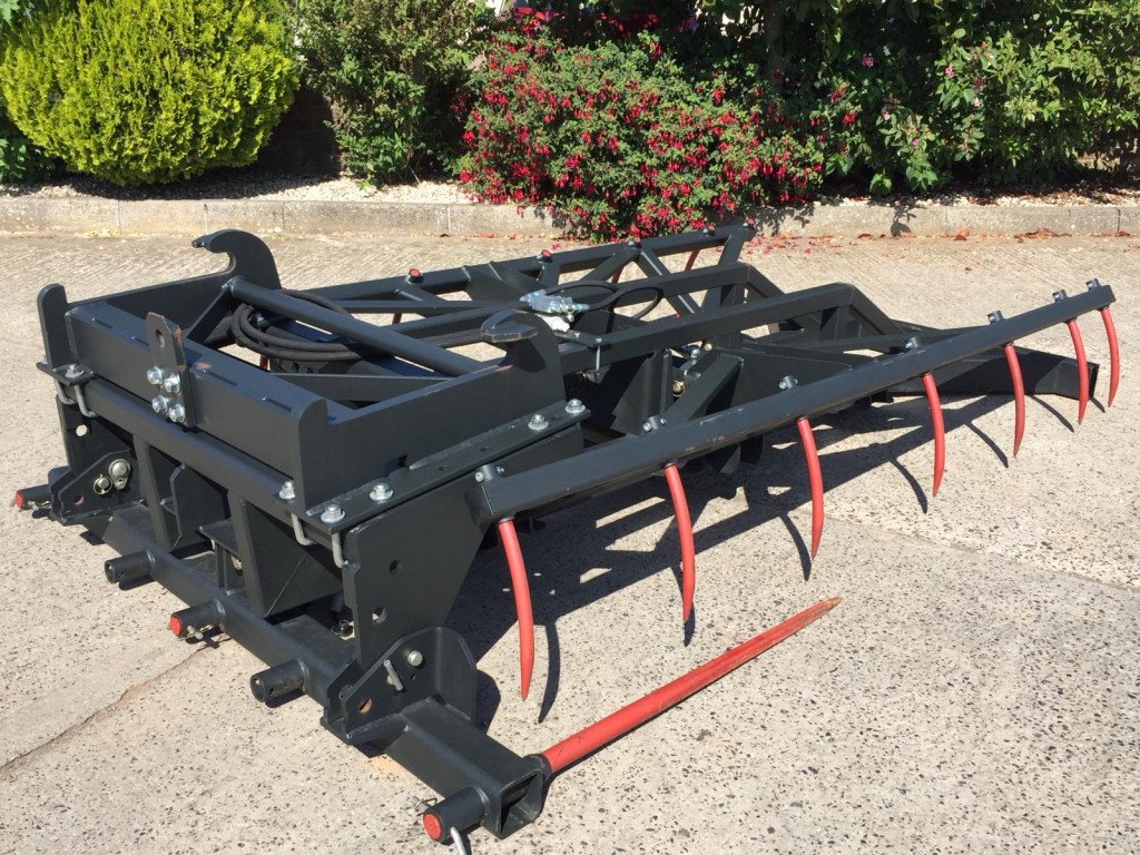 MX V7000 bale grab, as new - never been used, 3x bottom tines, Merlo bolt on hooks with releif valve, this grab will lift 4x large square or 3x round bales, can be fitted with different hooks if required