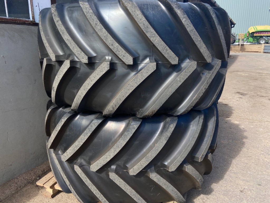 2x 900/50/42 + 2x 710/55/30 new Michelin tyres fitted to Fendt 724 wheels
