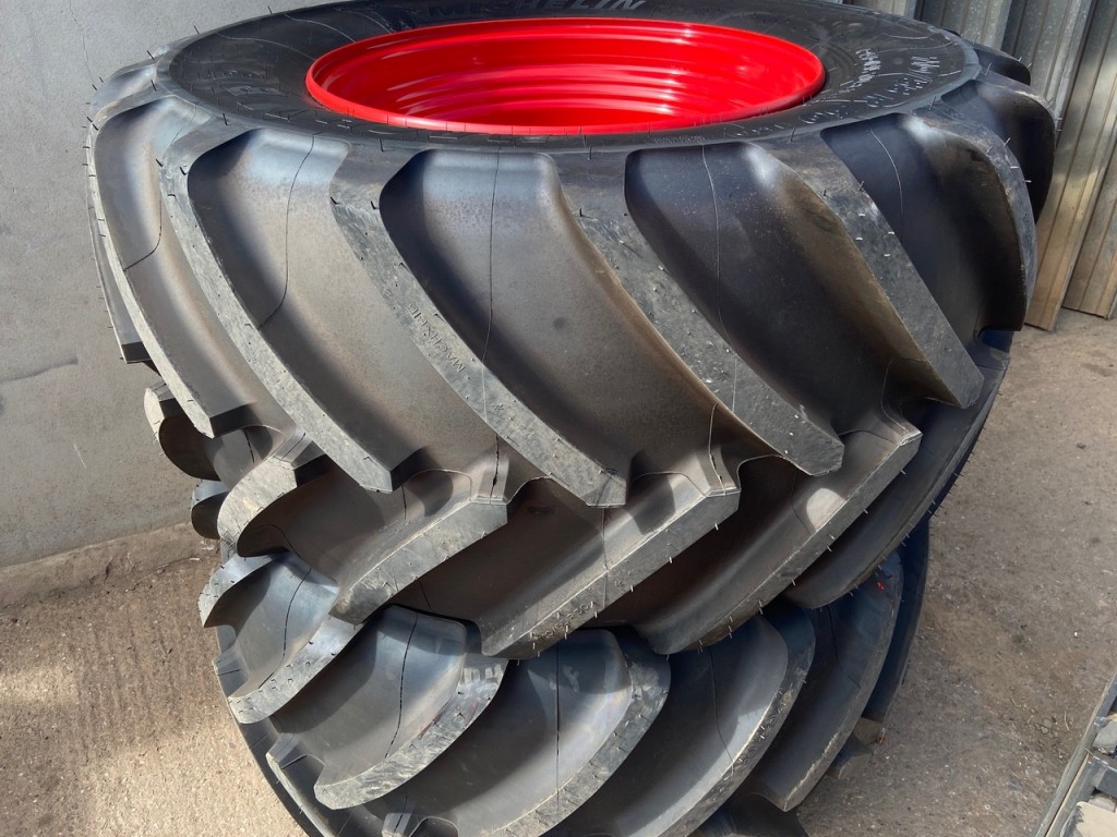 2x 900/50/42 + 2x 710/55/30 new Michelin tyres fitted to Fendt 724 wheels