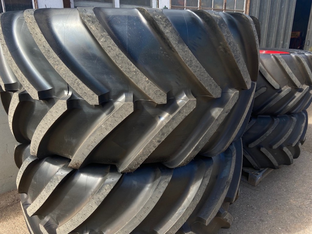 2x 900/50/42 + 2x 710/55/30 new Michelin tyres fitted to Fendt 724 wheels