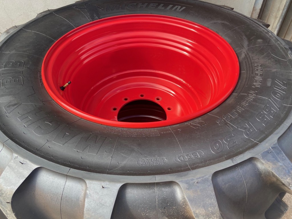 2x 900/50/42 + 2x 710/55/30 new Michelin tyres fitted to Fendt 724 wheels