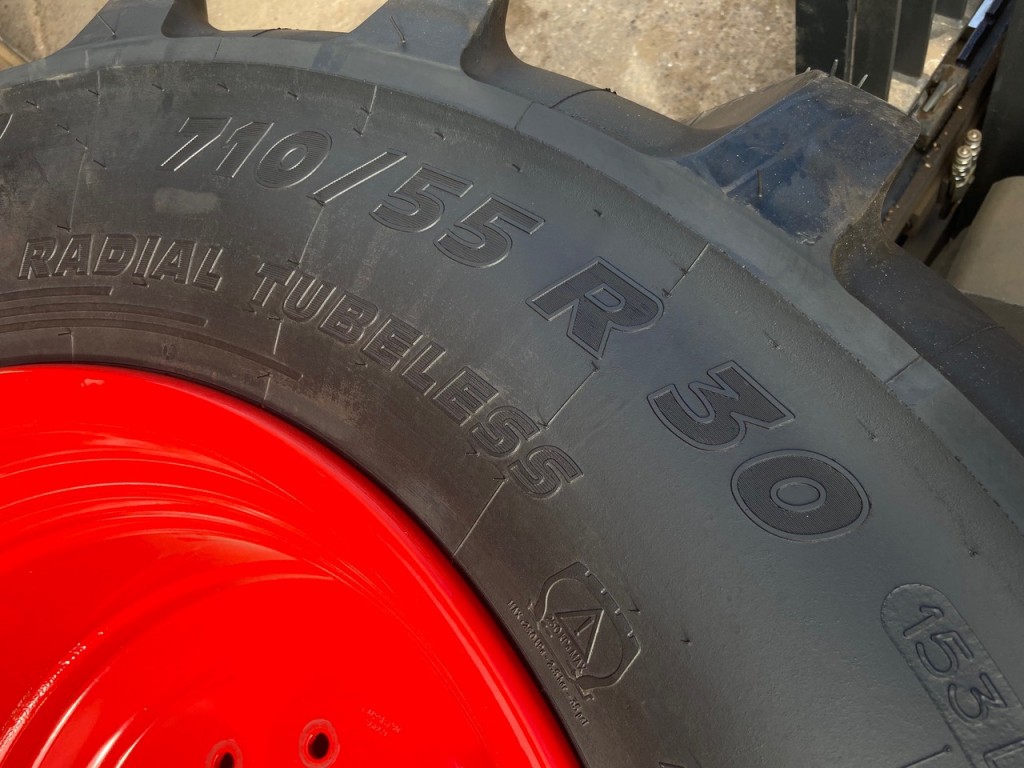2x 900/50/42 + 2x 710/55/30 new Michelin tyres fitted to Fendt 724 wheels