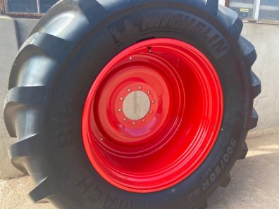 2x 900/50/42 + 2x 710/55/30 new Michelin tyres fitted to Fendt 724 wheels