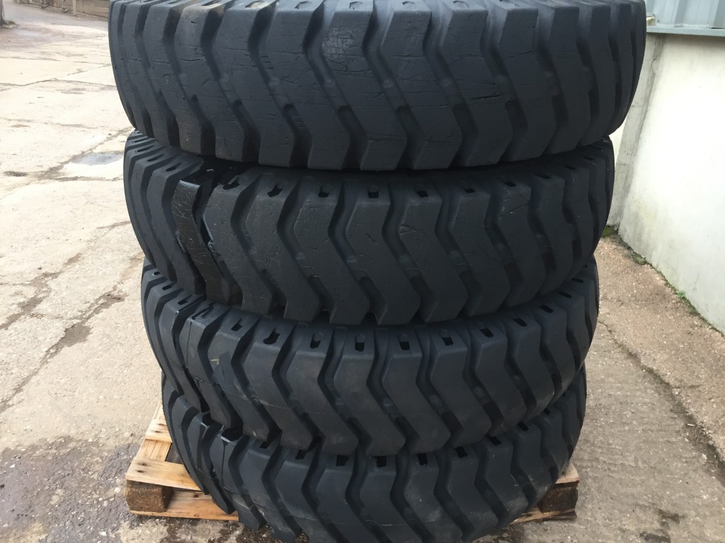 BKT 12.00-24 Yard Tyres fitted to Manitou 8 stud rims, 2x new tyres + 2x very little use tyres