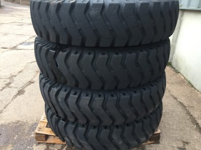 BKT 12.00-24 Yard Tyres fitted to Manitou 8 stud rims, 2x new tyres + 2x very little use tyres