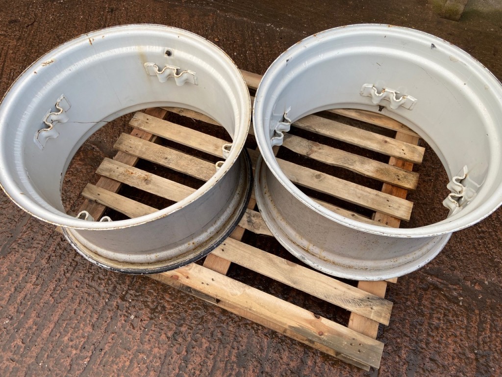 2x 15/28 New Holland front wheel rims