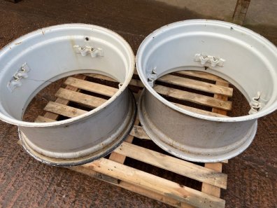 2x 15/28 New Holland front wheel rims