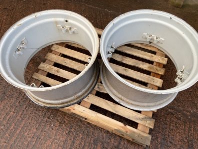 2x 15/28 New Holland front wheel rims