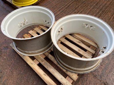 2x 15/28 New Holland front wheel rims