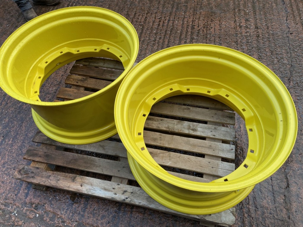 2x John Deere 7710 15x28 front wheels, as new
