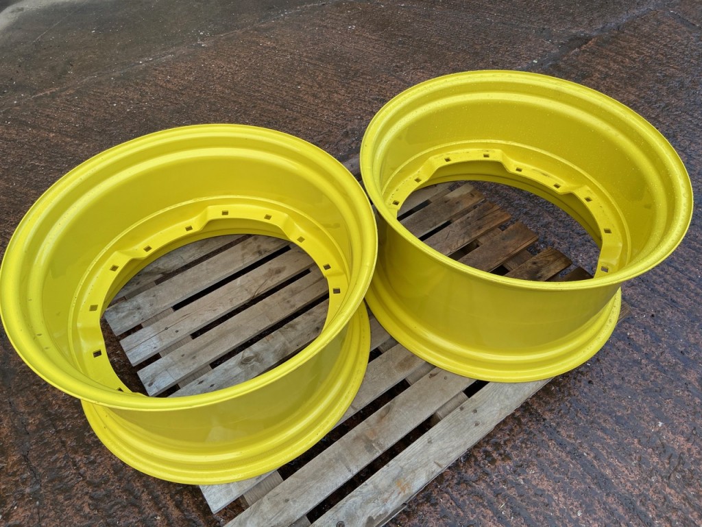 2x John Deere 7710 15x28 front wheels, as new