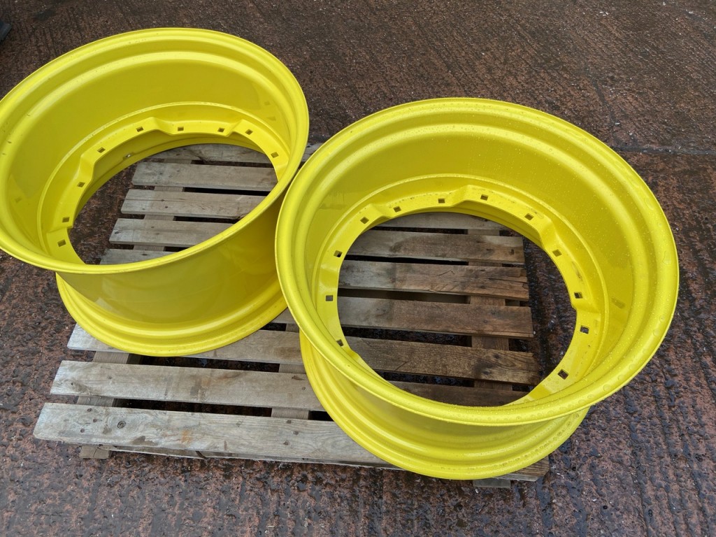 2x John Deere 7710 15x28 front wheels, as new