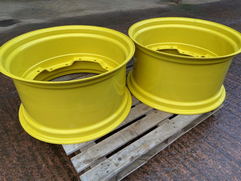 2x John Deere 7710 15x28 front wheels, as new