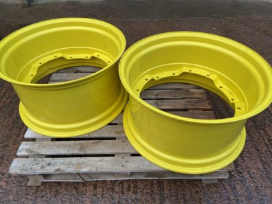 2x John Deere 7710 15x28 front wheels, as new