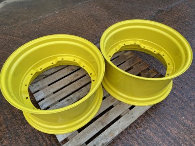 2x John Deere 7710 15x28 front wheels, as new