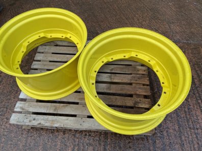 2x John Deere 7710 15x28 front wheels, as new