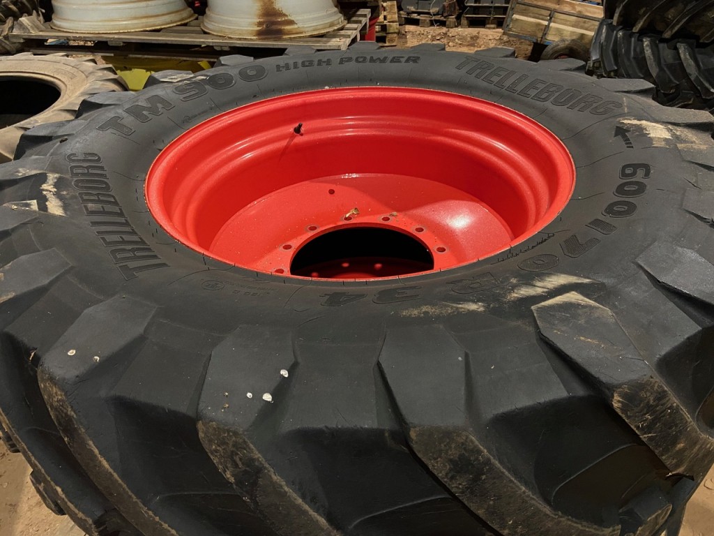 2x 600/70/34 35% Trelleborg tyres, fitted to Fendt 900 series front rims